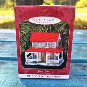 1999 Hallmark Farm House Ornament Town Country Series